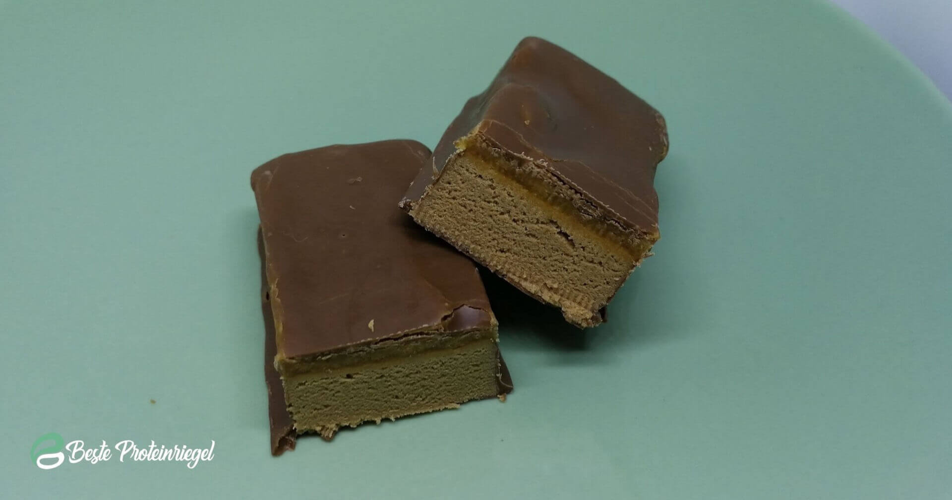 Mars Hi Protein Riegel auseinander geschnitten