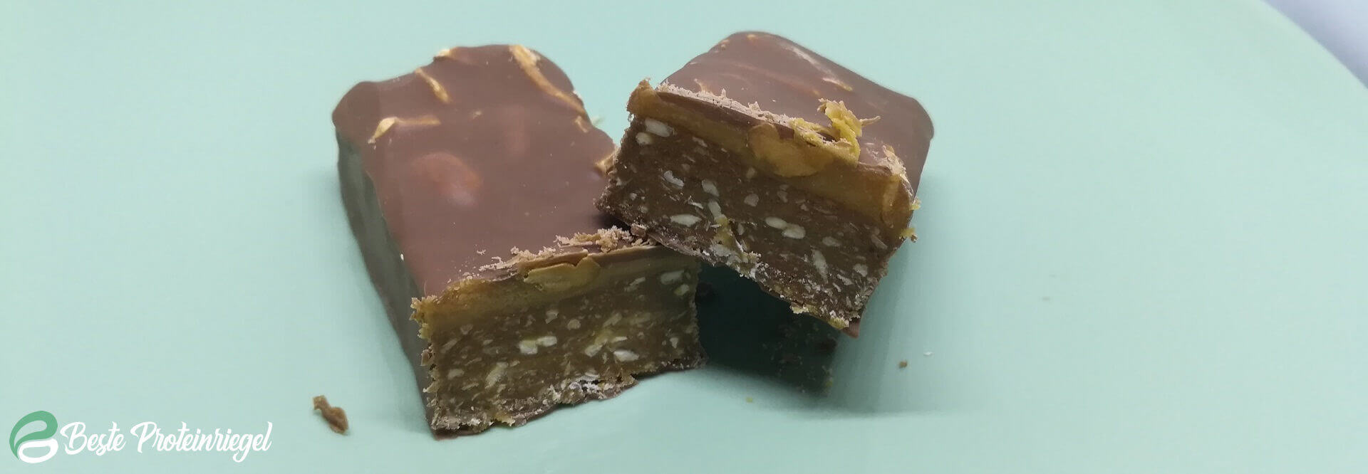 Snickers Protein Flapjack auseinander geschnitten